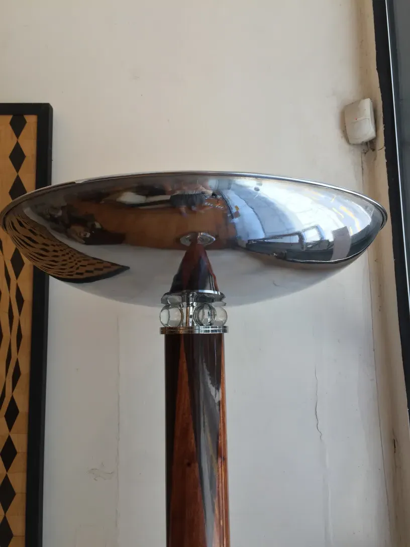 Два старинных торшера с блестящими абажурами в элегантной обстановке