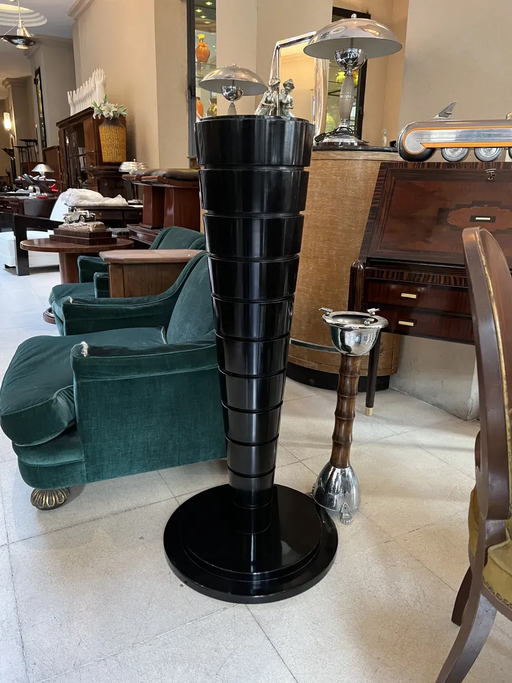 Комплект из 2 антикварных торшеров в элегантной обстановке.