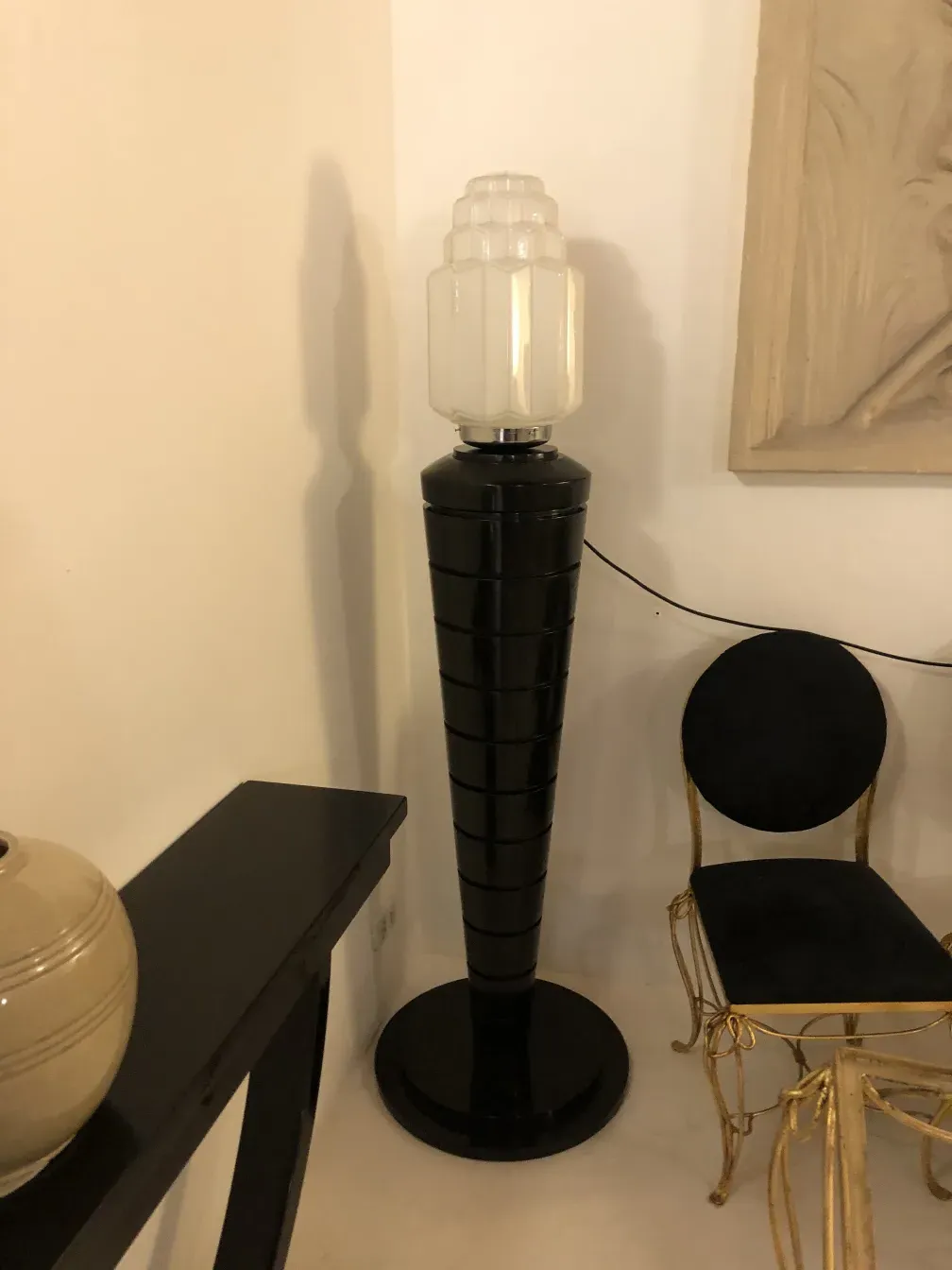 Два антикварных торшера, один с элегантной черной базой