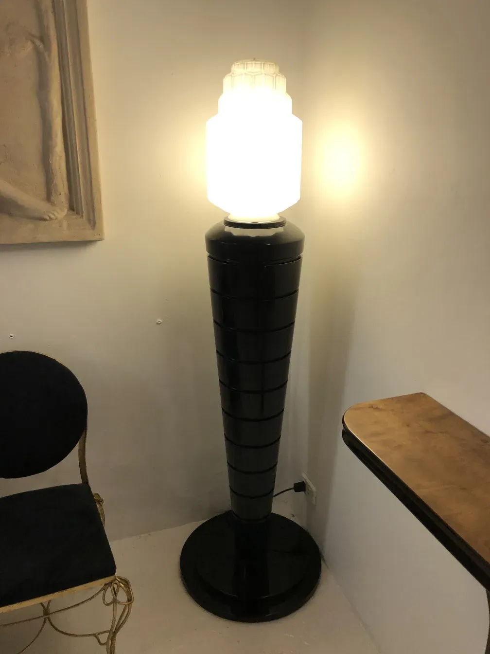 два антикварных торшера с черной основой и ярким светом