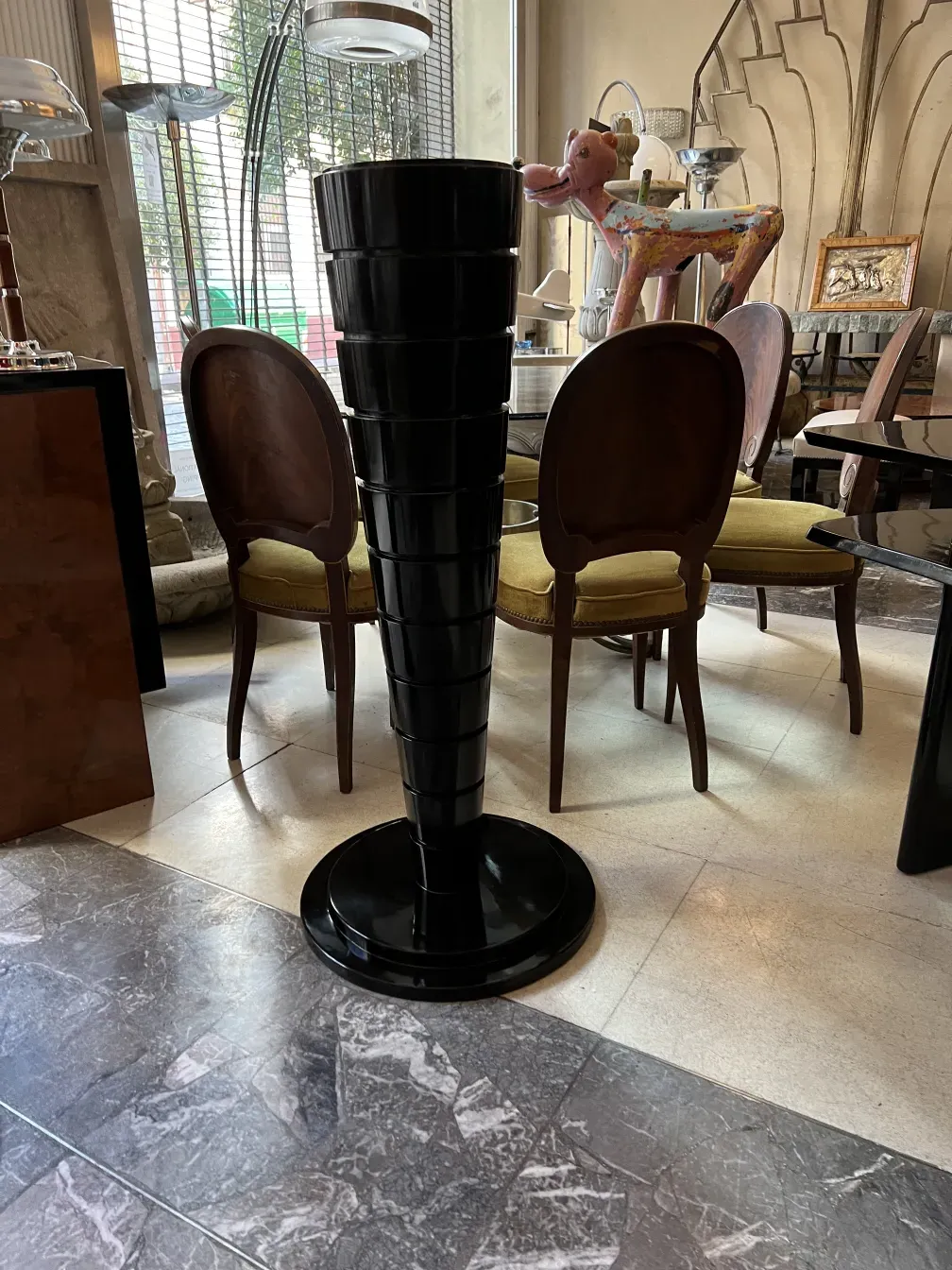 Античные торшера в уютной обстановке