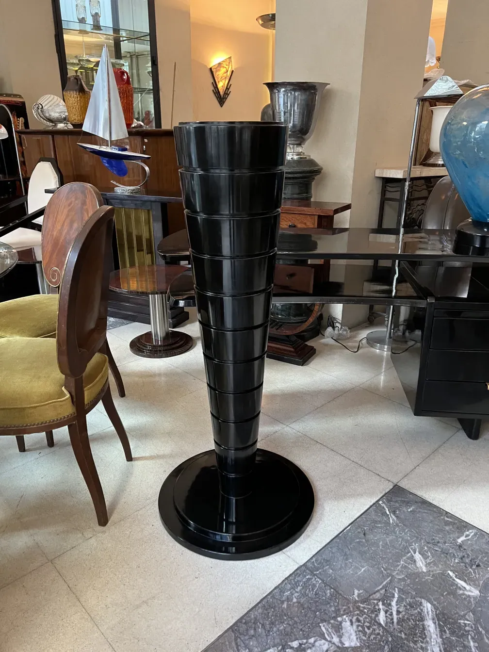 двух элегантных антикварных торшера в антикварной обстановке