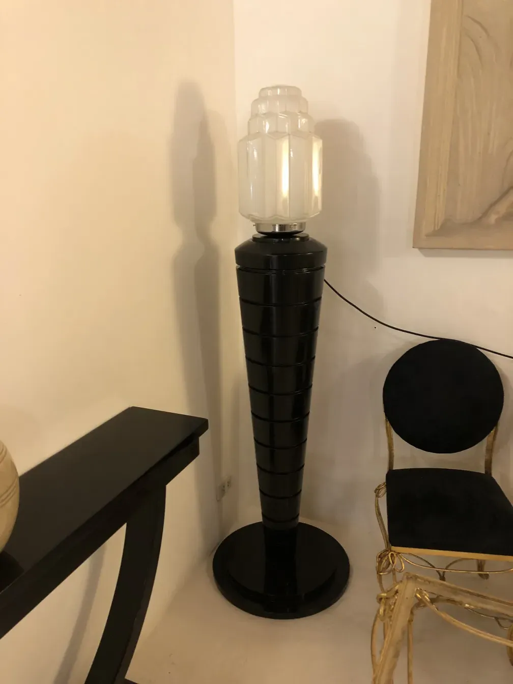 две старинные торшеры с элегантным дизайном в уютной обстановке.