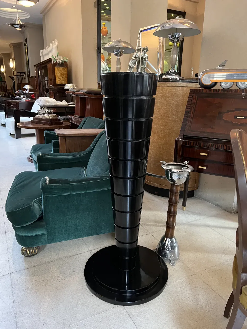 две антикварные торшера в элегантной обстановке с зелеными креслами и винтажным декором