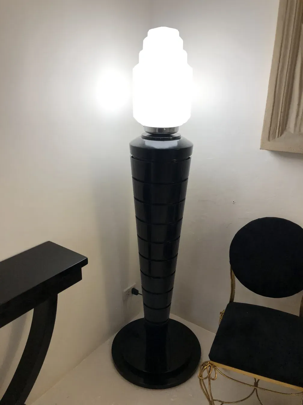 два старинных торшера с ярким светом в уютной обстановке