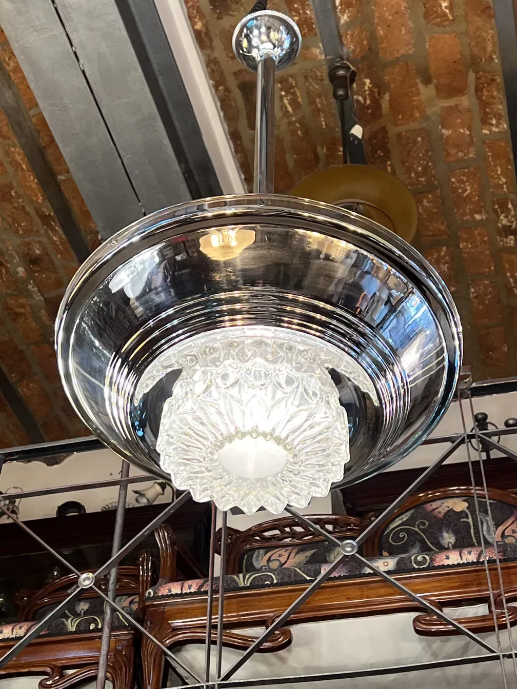 2 vintage hanging lamps with classic design and bright light