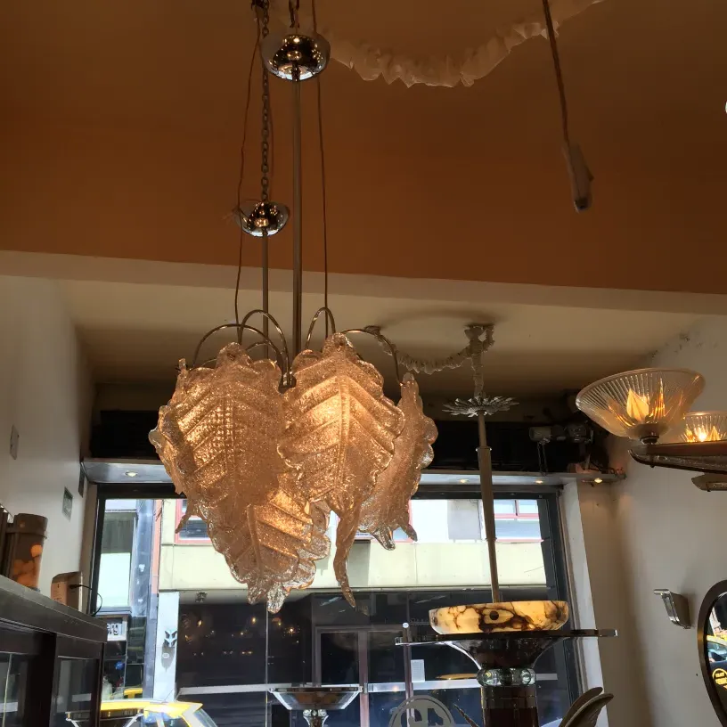 2 vintage hanging lamps with an elegant and warm design, displayed in a subtle setting.