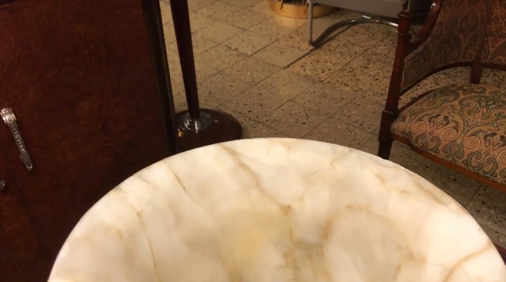 luminária de mesa antiga com design decorativo e fundo clássico