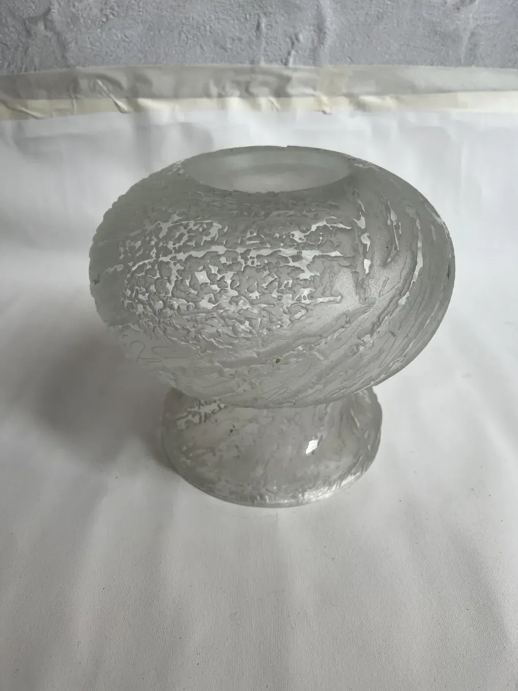 Luminária de mesa antiga, design clássico iluminando uma mesa.