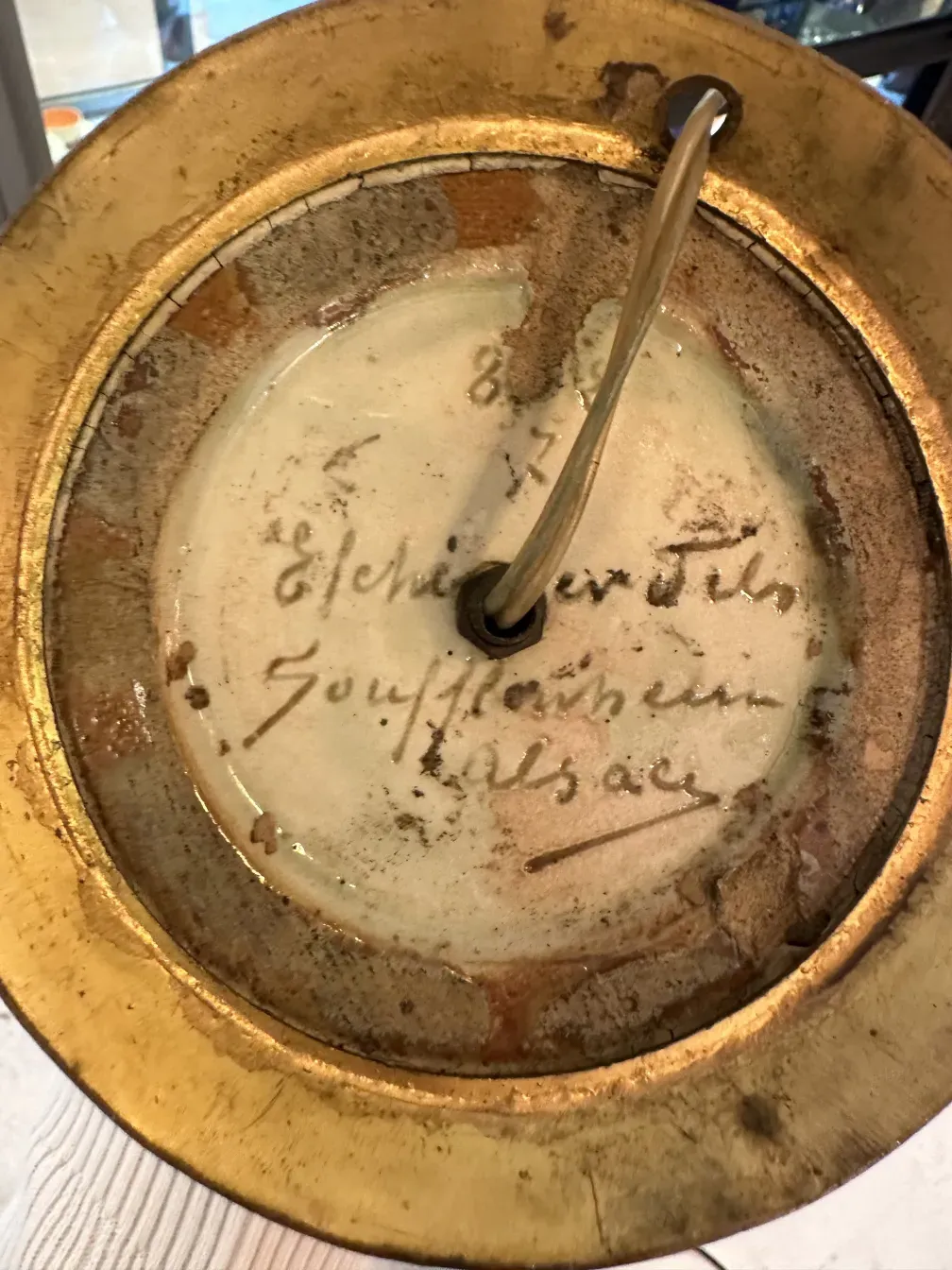 base da luminária de mesa antiga com inscrição visível