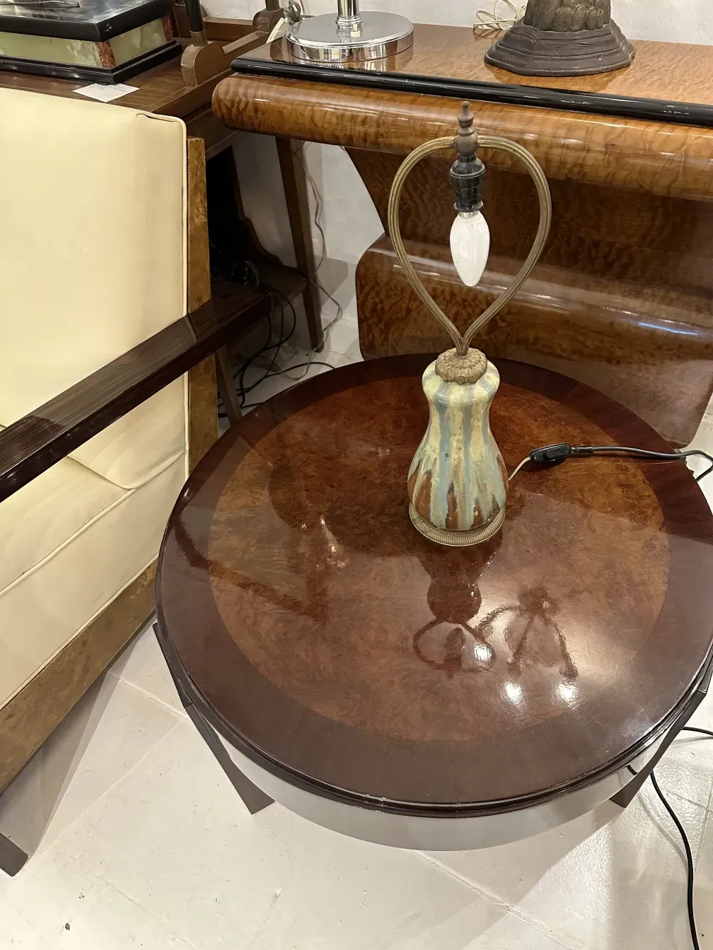 luminária de mesa antiga, base de design exclusivo, ambiente acolhedor com mesa redonda