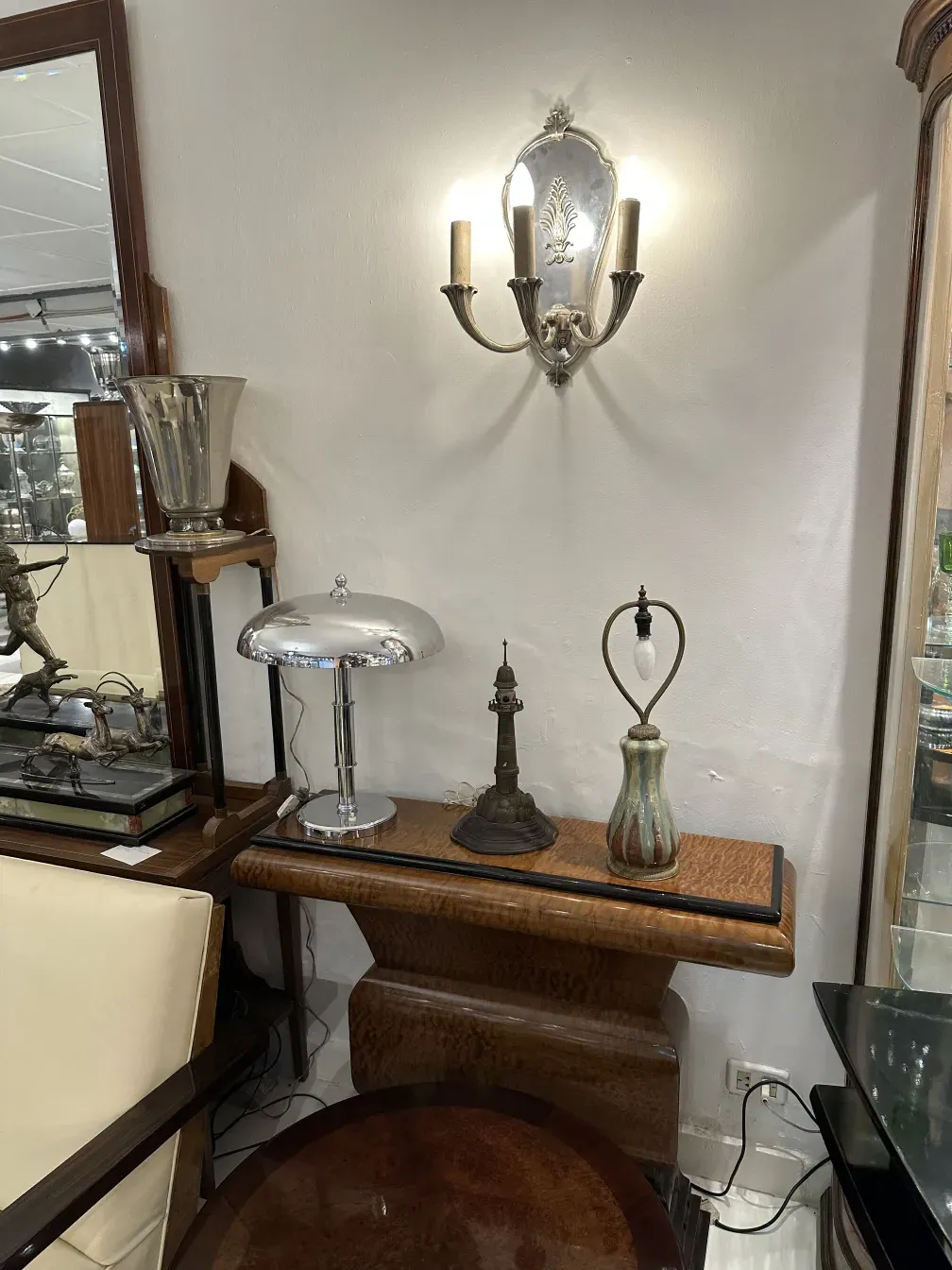 Luminária de mesa antiga com design clássico, ambiente elegante.