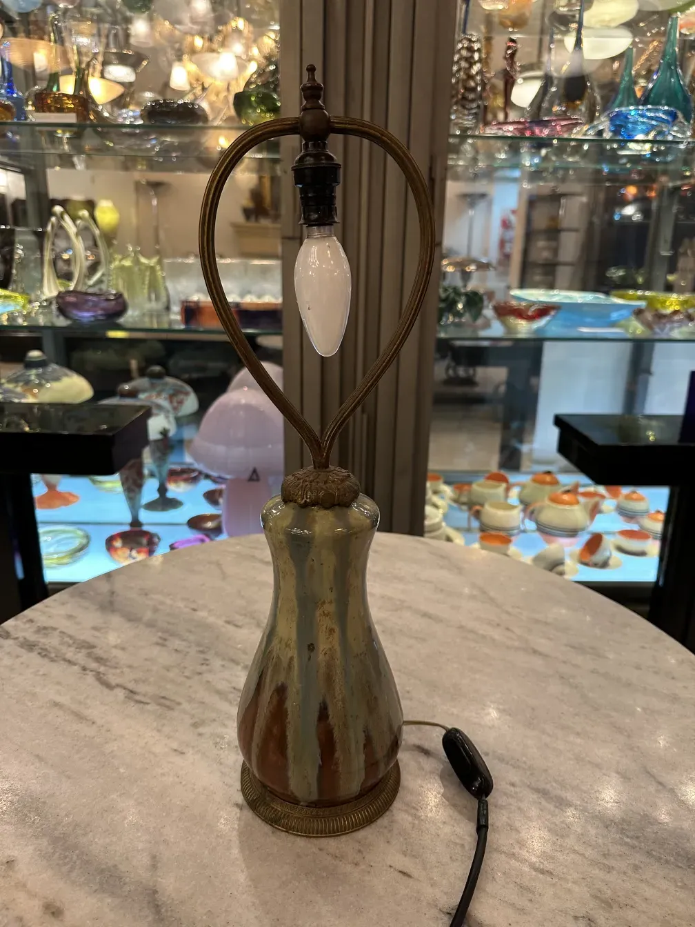 Antiga luminária de mesa com design elegante em ambiente vintage