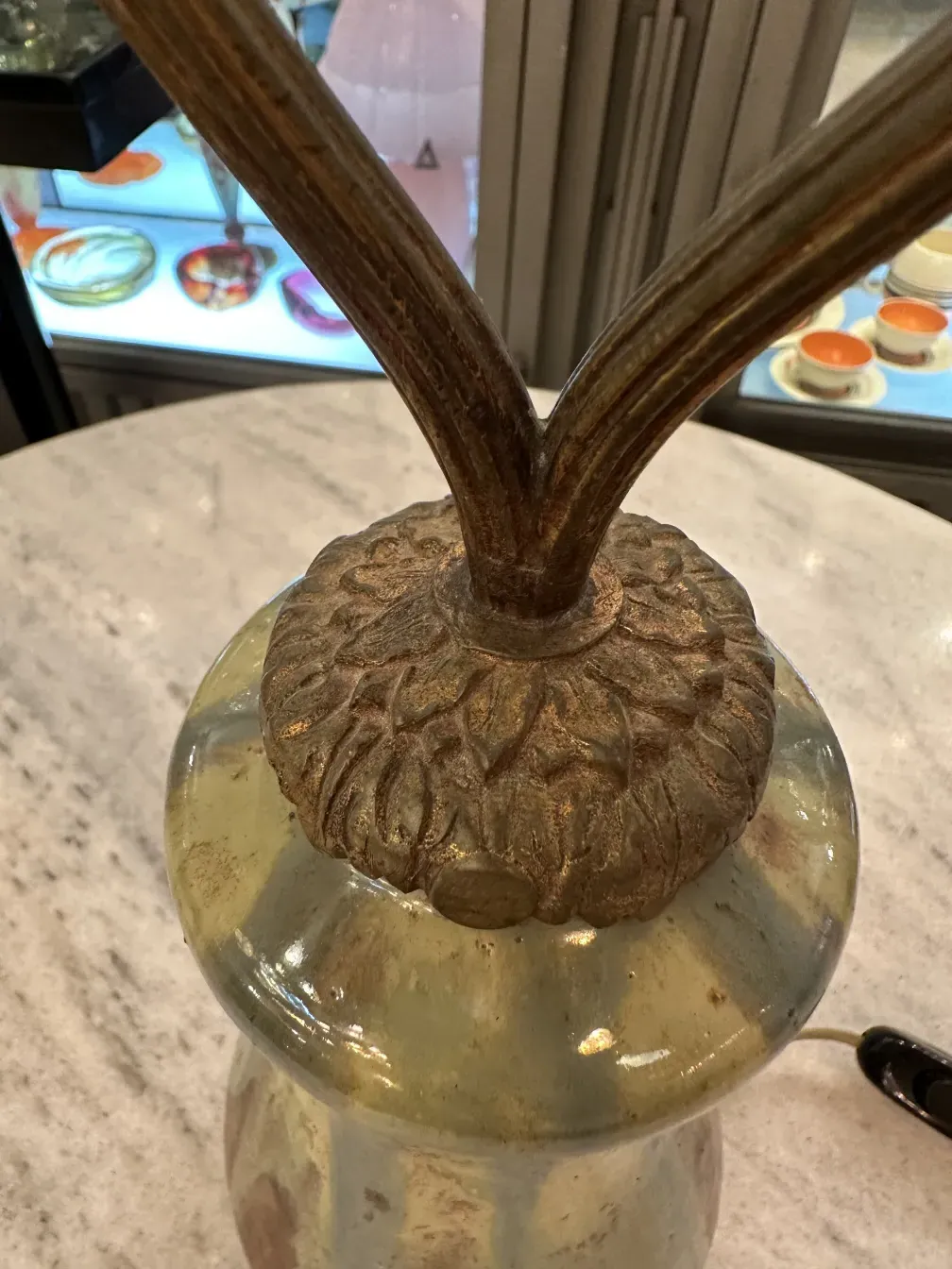 luminária de mesa antiga com braços orbitais e base decorativa