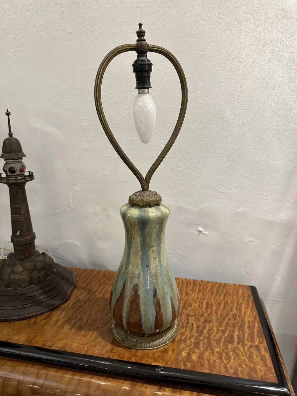 Luminária de mesa antiga com design elegante em um ambiente acolhedor.