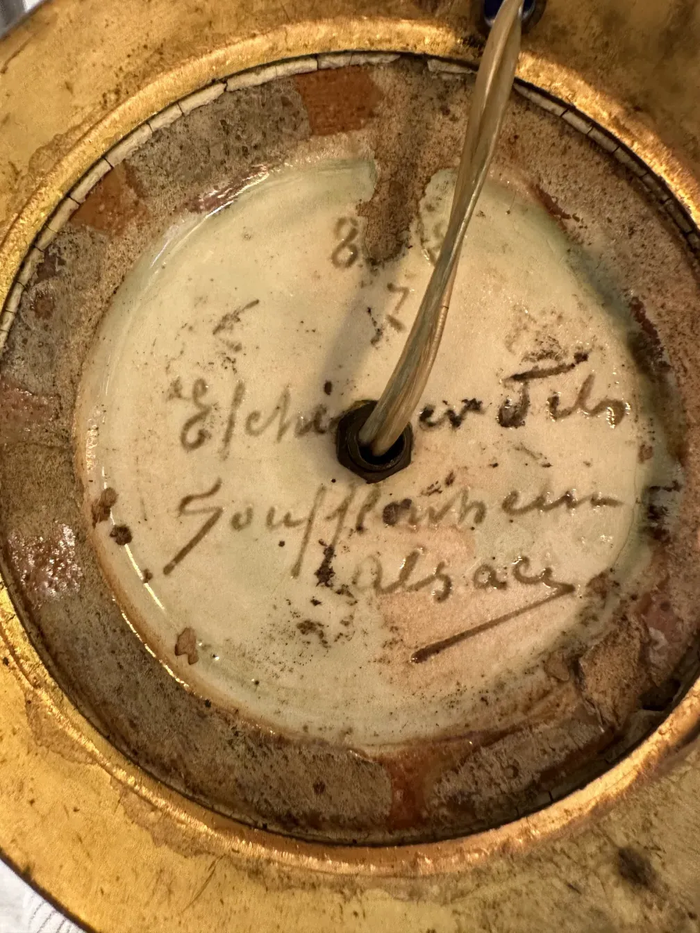 Antiga luminária de mesa com detalhes, ambiente acolhedor, atenção aos acabamentos.