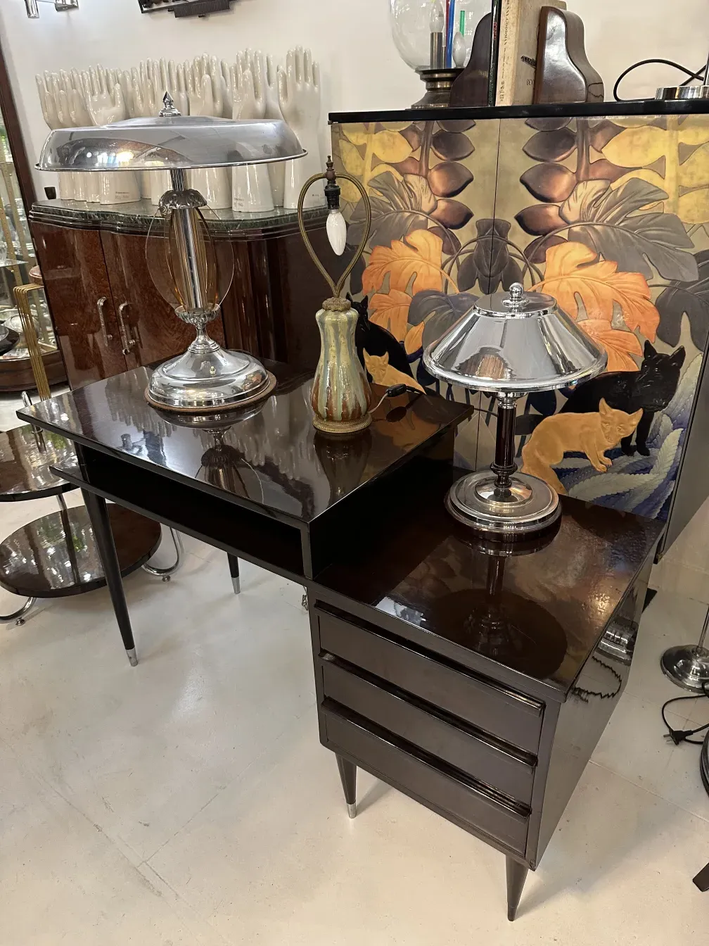 Luminária de mesa antiga brilhante sobre superfície polida, com fundo decorativo.