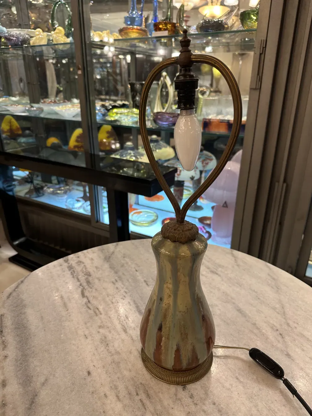 Antiga luminária de mesa com design especial de luz, em um ambiente decorativo.