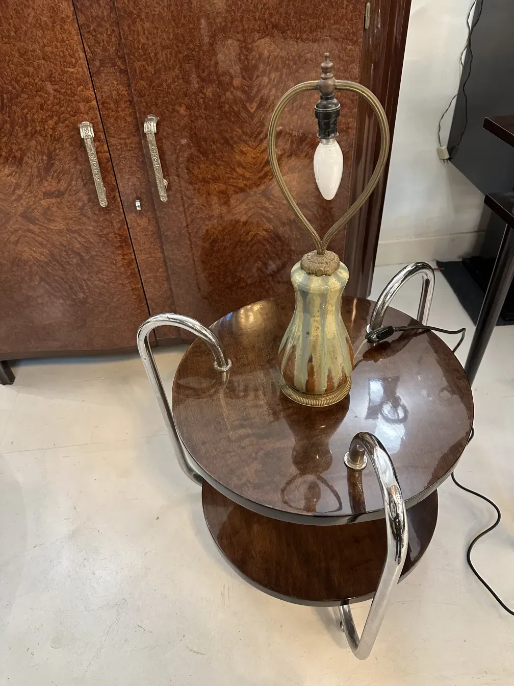 luminária de mesa antiga com base clássica e detalhes decorativos, ambiente acolhedor