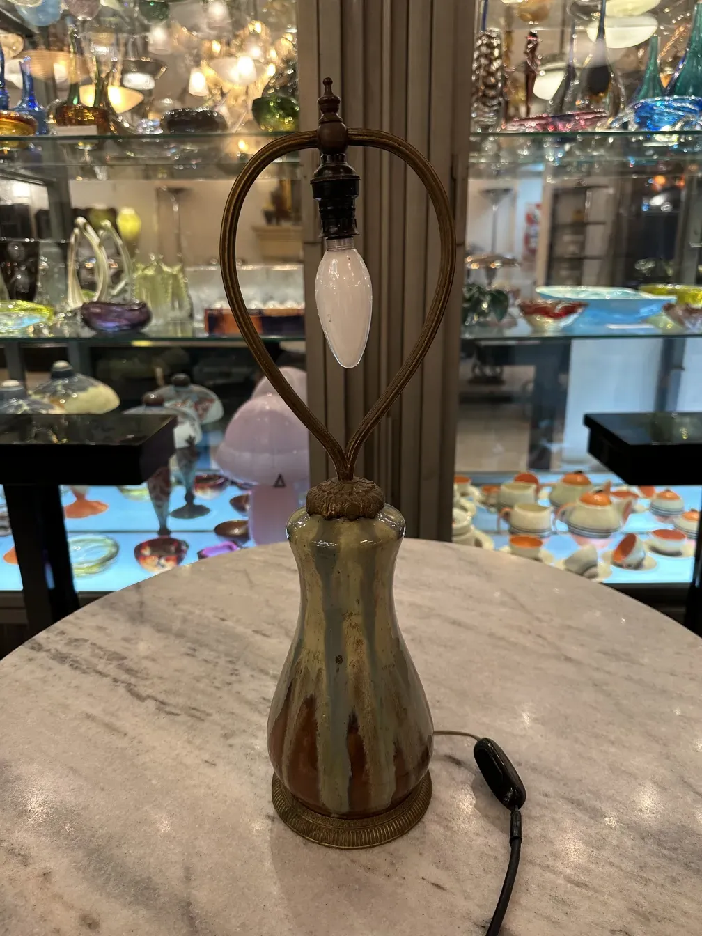 luminária de mesa antiga decorativa com luz suave em ambiente elegante