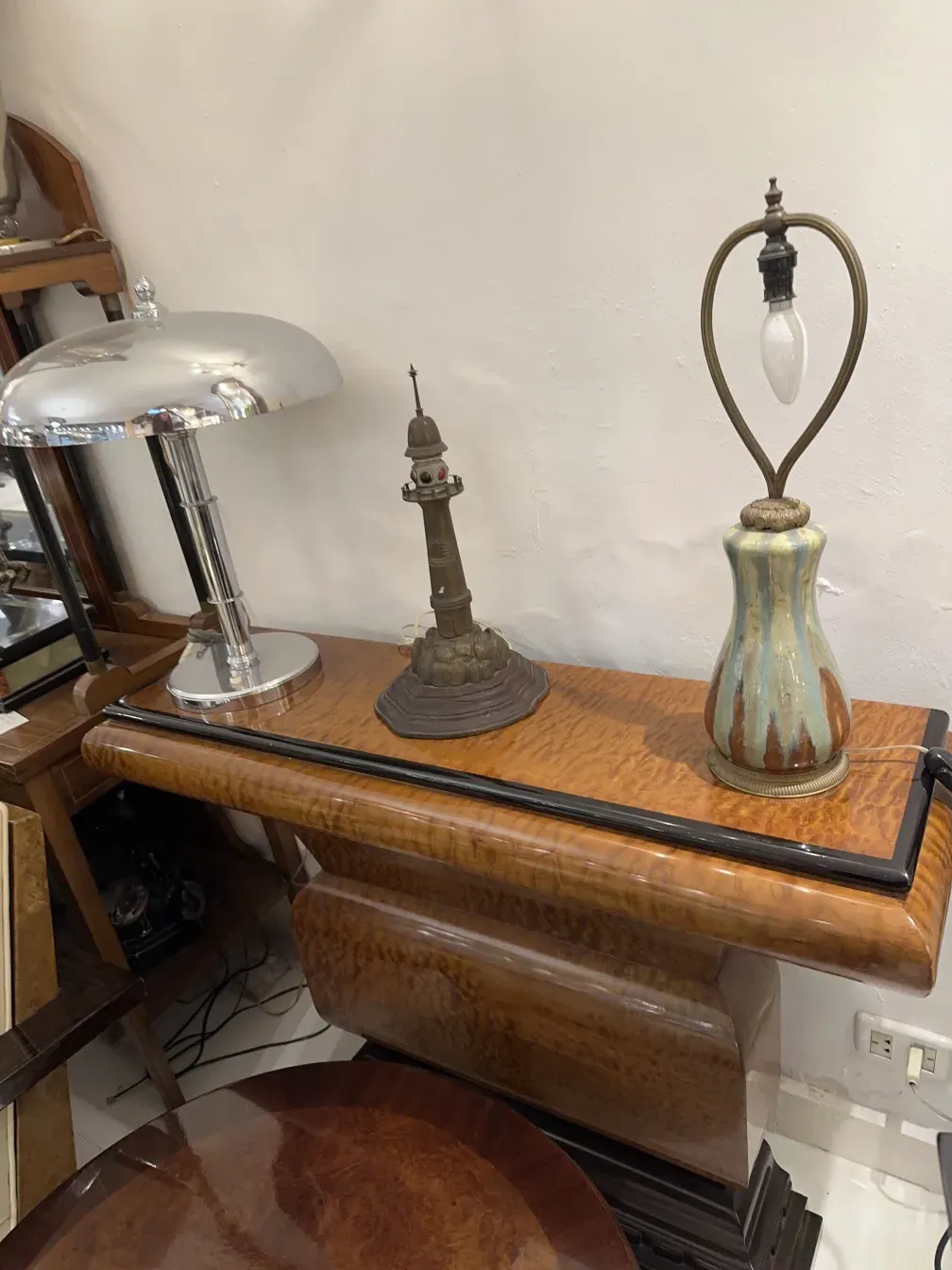 luminaria de mesa antiga com detalhes decorativos, estilo clássico