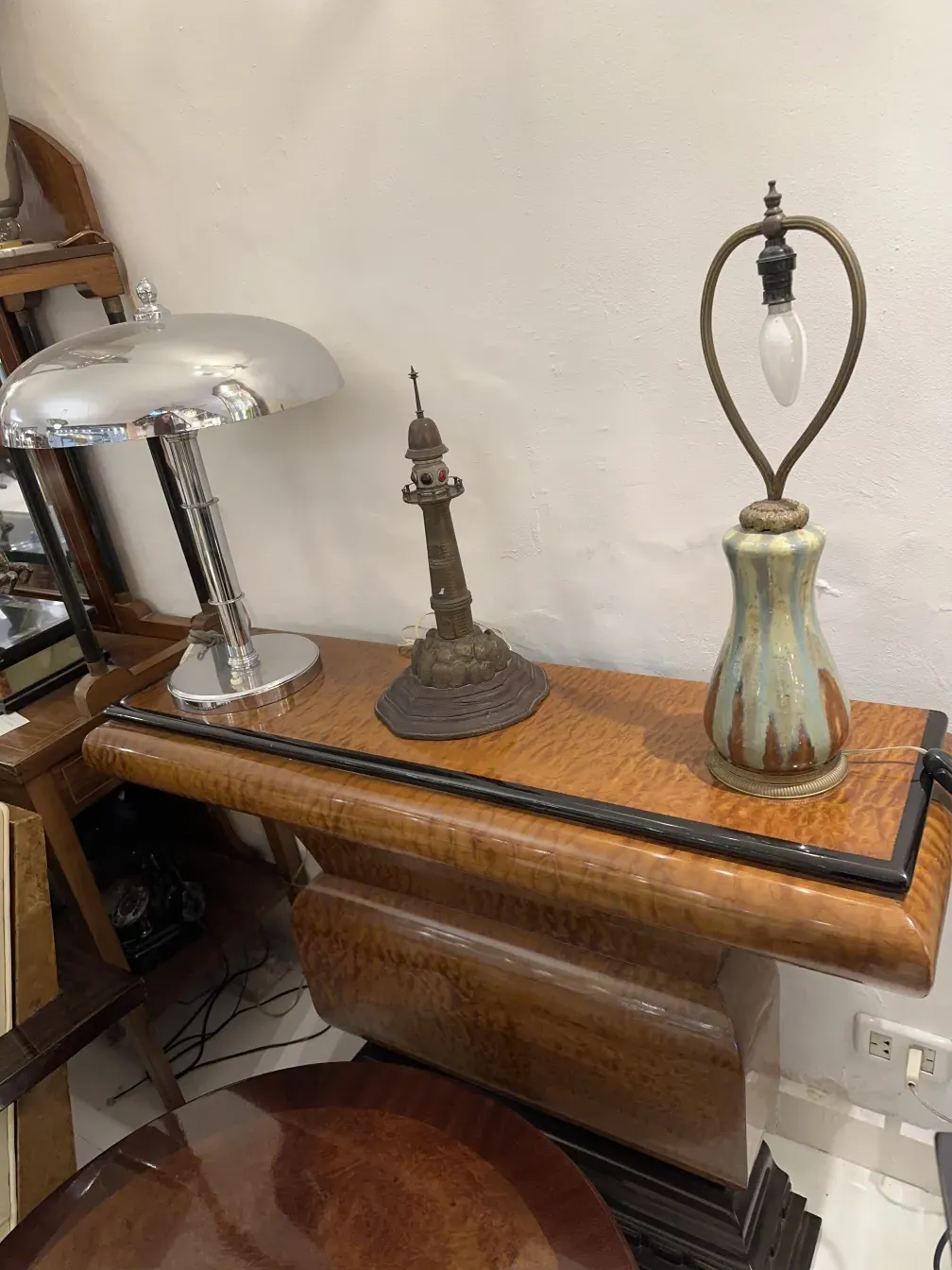 Luminária de mesa antiga com base decorativa em um ambiente acolhedor