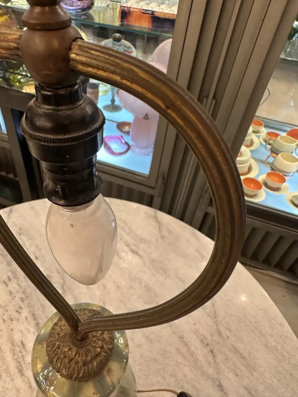 luminária de mesa antiga com design clássico e lâmpada