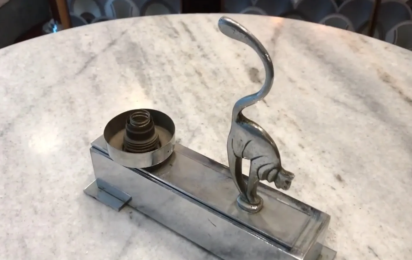 luminária de mesa antiga com base e figura de gato