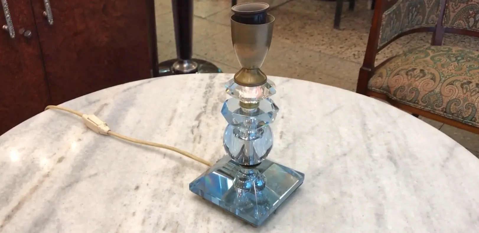 luminária de mesa antiga com base de vidro e cabo visível