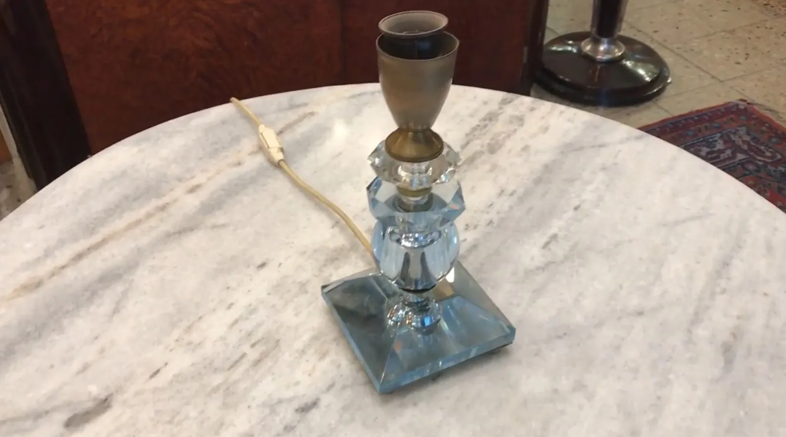 luminária de mesa antiga com base azul e detalhes dourados