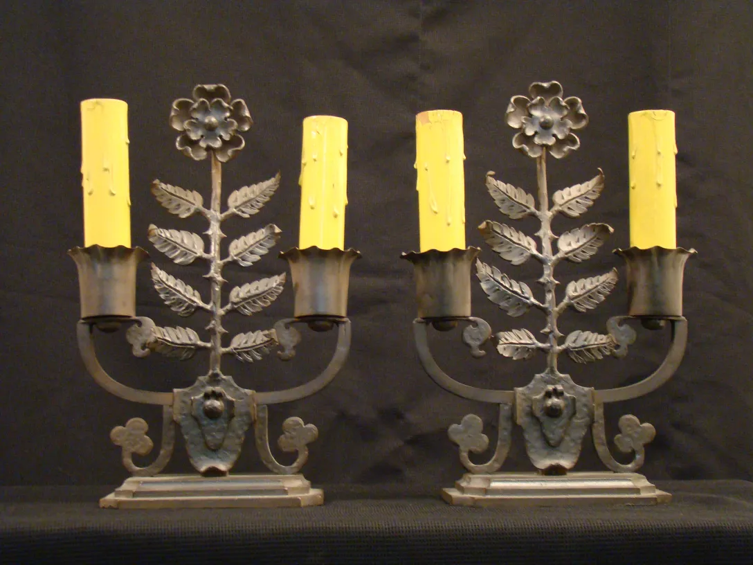 Luminária de mesa antiga de Gilbert Poillerat com velas amarelas e design de folhas.