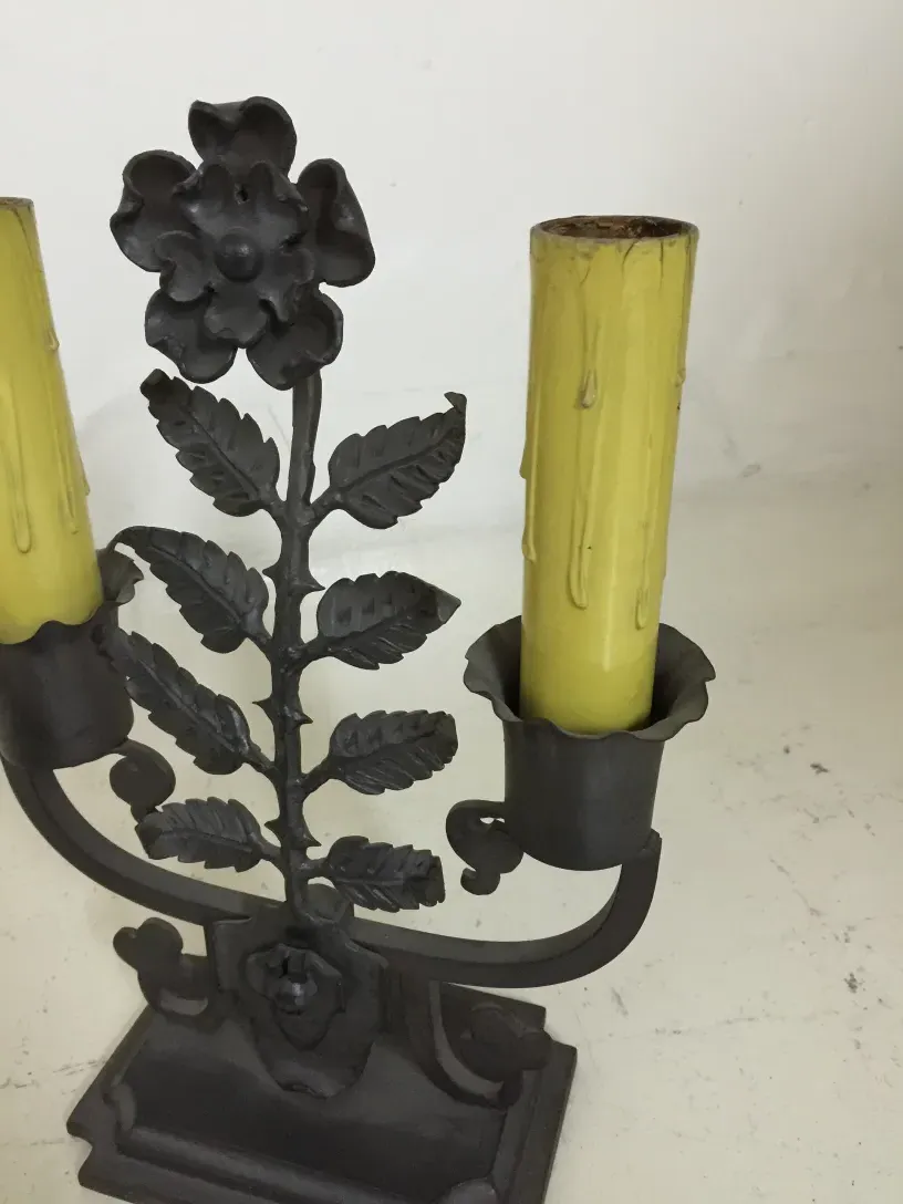 Luminária de mesa antiga com detalhes florais e amarelos