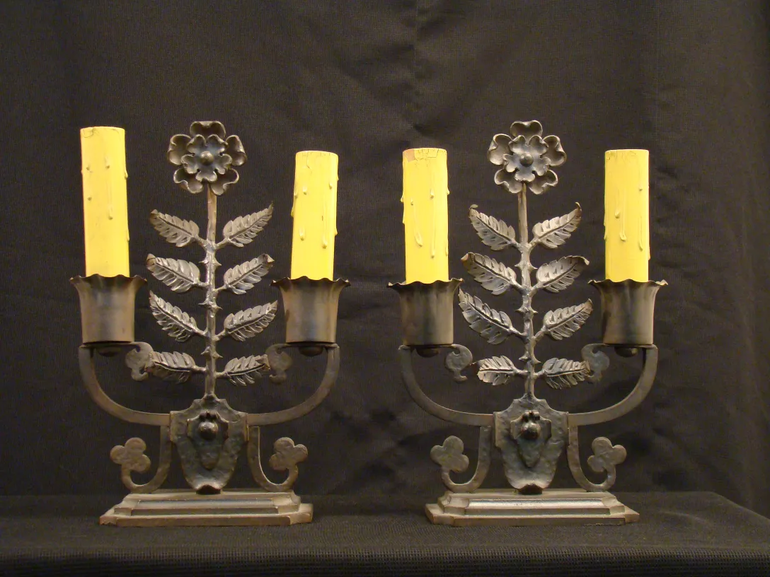 luminária de mesa antiga com design de flores e folhas