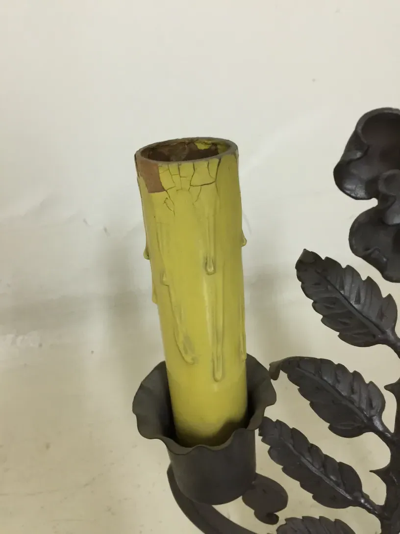 luminária de mesa antiga com detalhes decorativos em fundo neutro