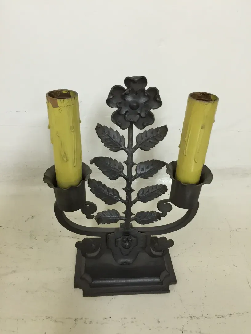 lâmpada de mesa antiga com design de flores e folhas, estilo gilbert poillerat