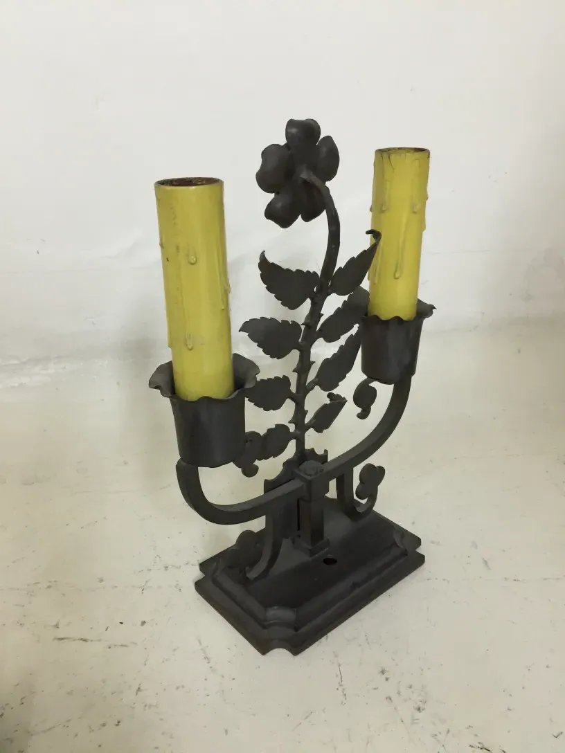 luminaria de mesa antiga com detalhes florais e amarelos, Gilbert Poillerat