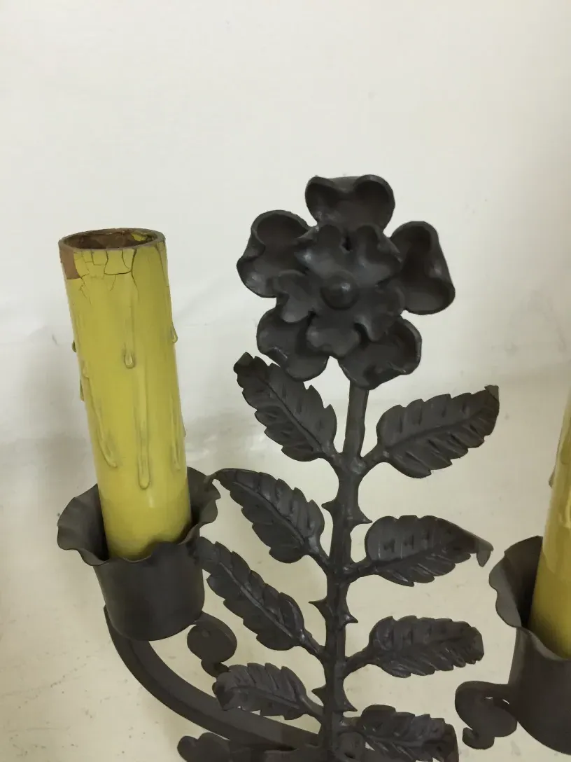 Luminária de mesa antiga com detalhes de flores e folhas, Gilbert Poillerat.