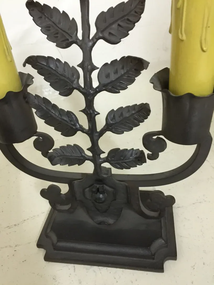 luminária de mesa antiga com design de folhas e velas amarelas, Gilbert Poillerat