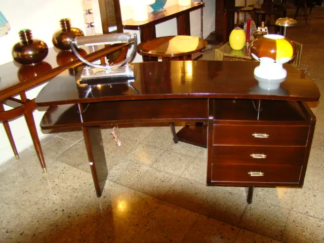 luminária de mesa antiga com base fixa e detalhes elegantes na sala