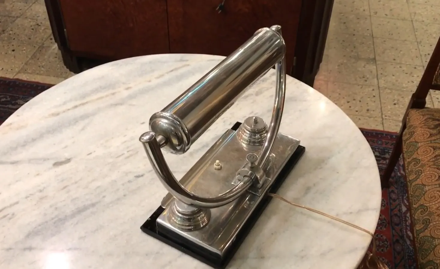 Antiga luminária de mesa brilhante em uma mesa clara, ambiente elegante