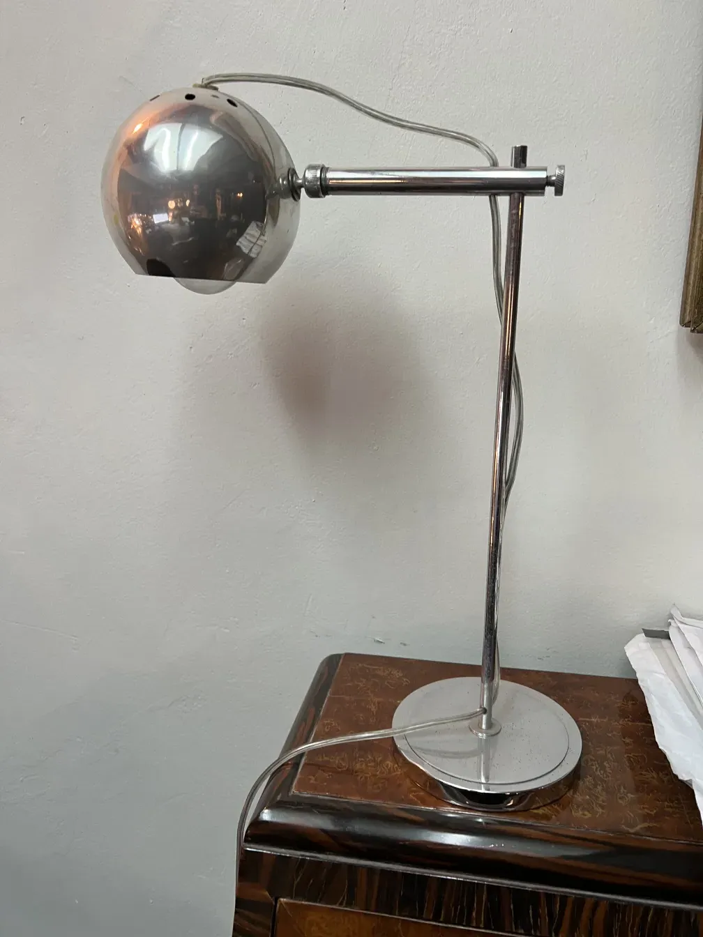 Luminária de mesa antiga com design moderno e base de metal, luz suave.