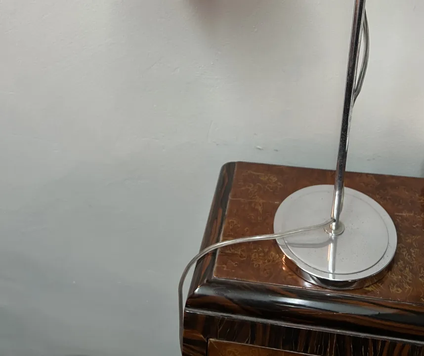 luminária de mesa antiga com design único sobre a mesa