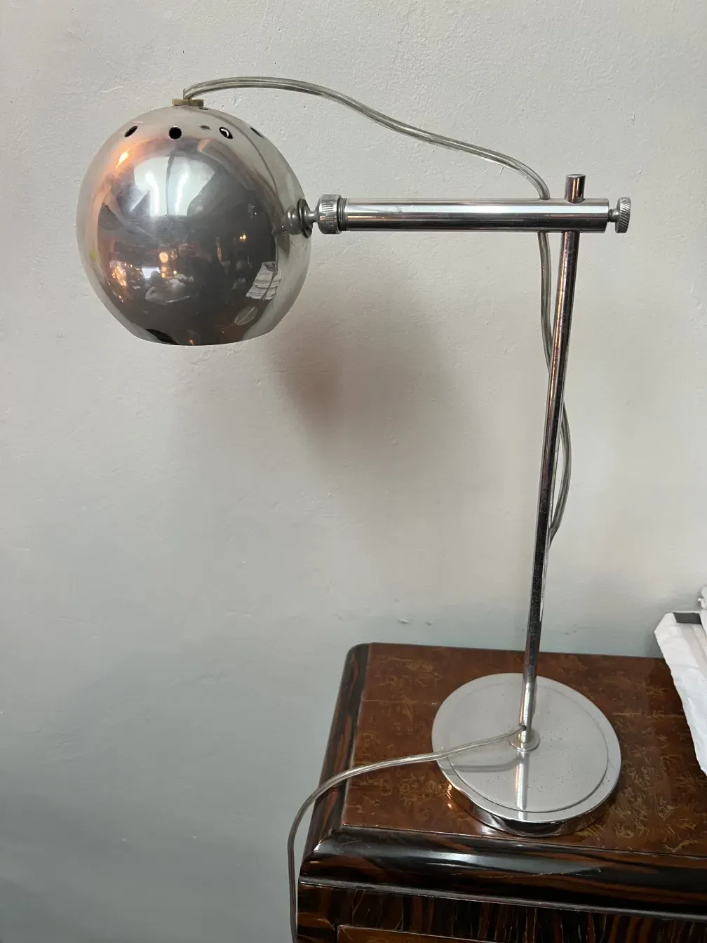 Luminária de mesa antiga com acabamento brilhante e design elegante, perfeita para qualquer ambiente.