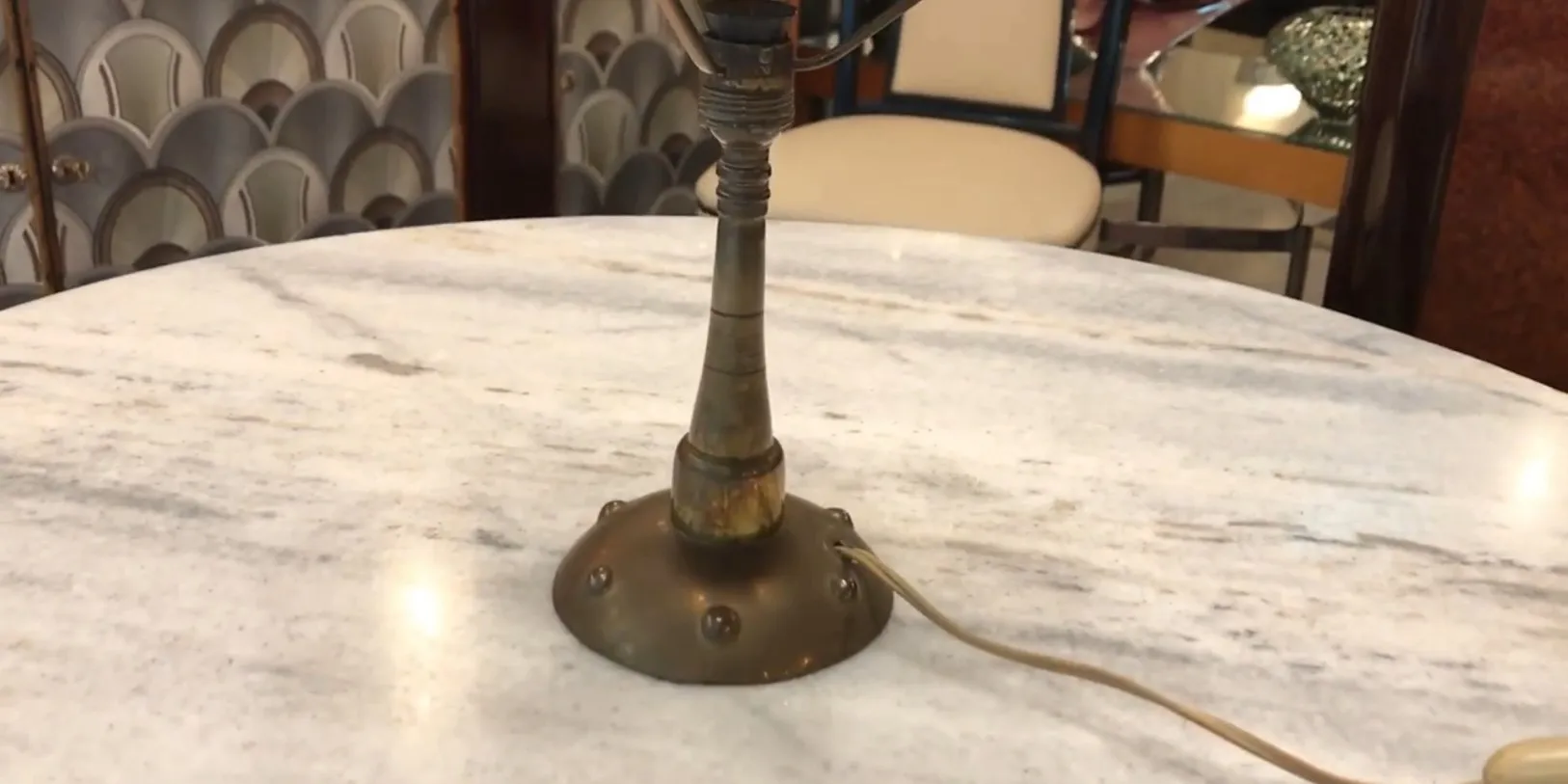 Antiga luminária de mesa com base decorativa e cabo