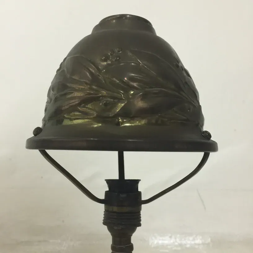 vista lateral de uma antiga luminária de mesa com design de flores