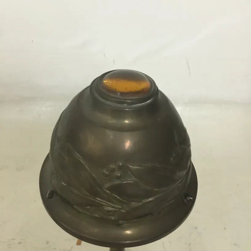 Aqui está uma antiga luminária de mesa com detalhes decorativos. Apresenta um acabamento elegante que aprimora sua presença em qualquer ambiente.