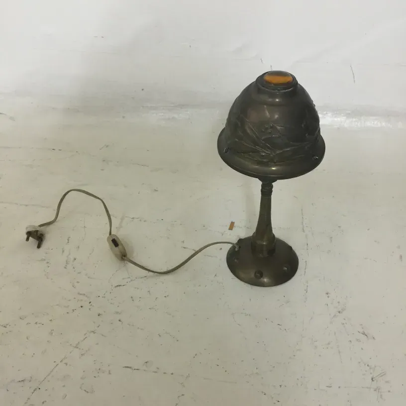 Luminária de mesa antiga com base decorativa e detalhes