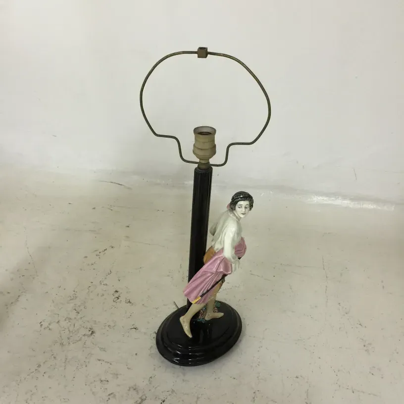 Luminária de mesa antiga com figura decorativa em cerâmica na base, ideal para diferentes ambientes.