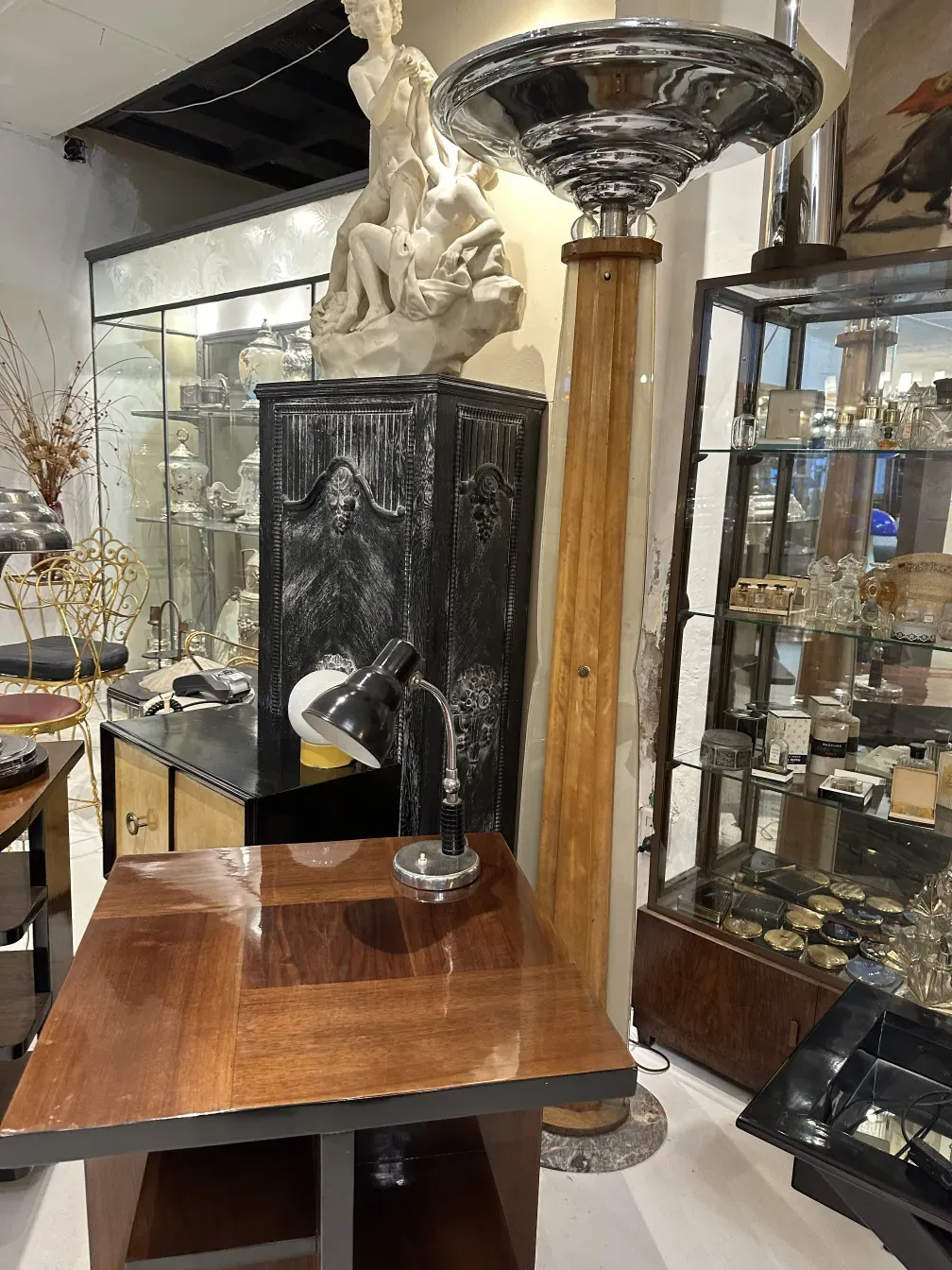 luminária de mesa antiga com base de metal e madeira, ambiente elegante