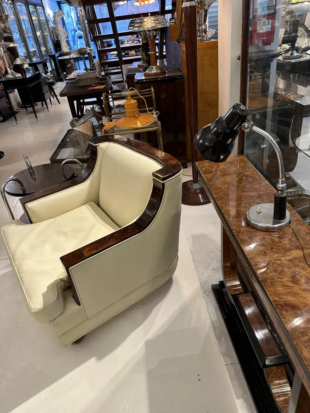 luminária de mesa antiga com design elegante e base redonda